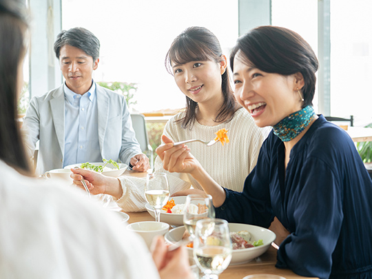 飲食を楽しみながら和やかなパーティー